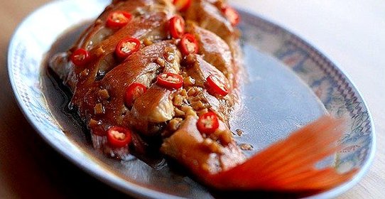 Морской окунь с имбирем, острым перцем и соусом в стиле чжунго