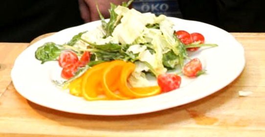 Теплый салат с морскими гребешками и апельсином