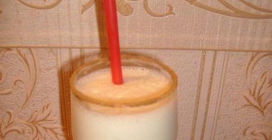 Домашний молочный коктейль с мороженым и бананом