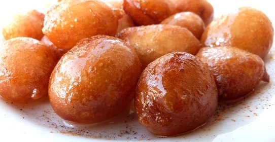 Сладкие пончики лукумадес (локма) в сиропе