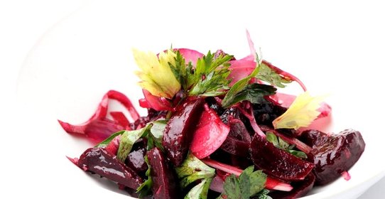 Салат из свеклы с красным луком и петрушкой
