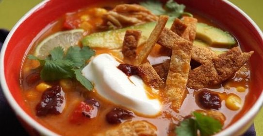 Мексиканский куриный суп с помидорами, фасолью и перцем