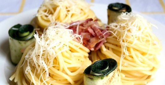 Спагетти с цукини и беконом