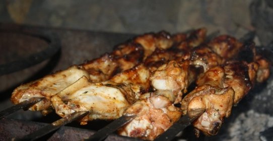 Куриные крылышки на шампурах на мангале в томатном маринаде