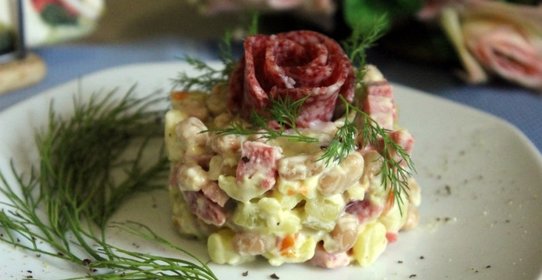 Салат с копченой колбасой, фасолью и картофелем