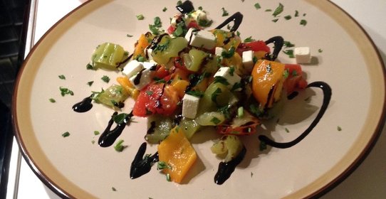 Вегетарианский салат с запечеными перцами и фетой
