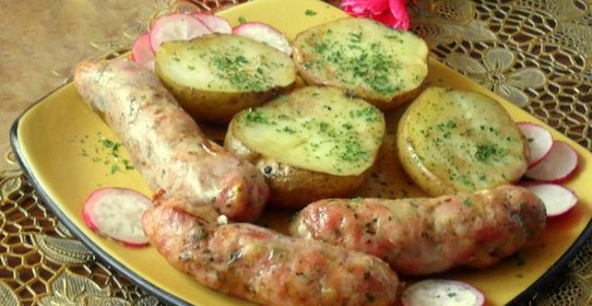 Запеченный картофель с домашними колбасками