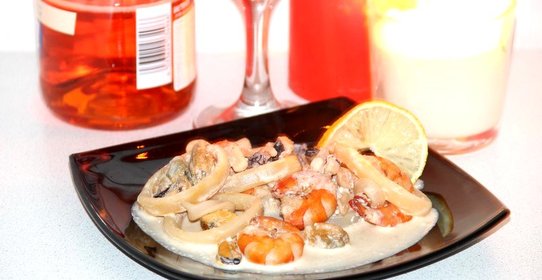 Морской коктейль под сливочным соусом