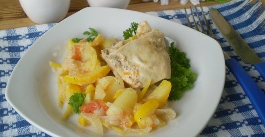 Курица, тушеная с овощами в сметане