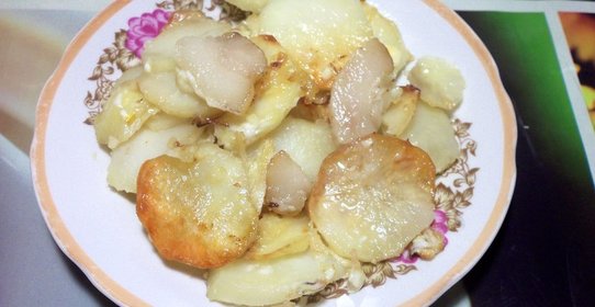 Картошка в духовке с копченым салом
