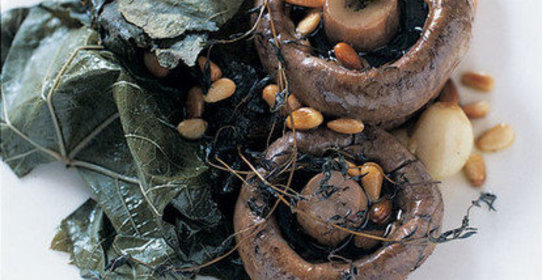 Тосты с грибами, запеченными в виноградных листьях