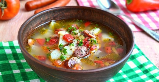 Суп с рисом, овощами и охотничьими колбасками
