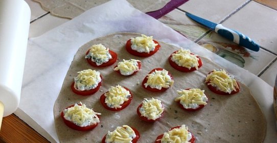 Пирожки с помидорами, творогом и козьим сыром