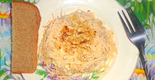 Салат с мясом кукурузой и грецкими орехами