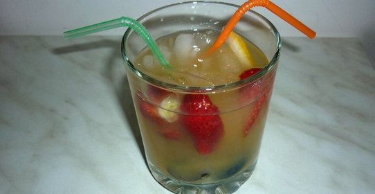 Безалкогольная фруктовая сангрия
