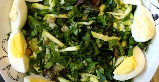 Салат из свежих молодых кабачков и зелени