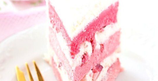 Розовый торт с клубникой, белым шоколадом и маскарпоне
