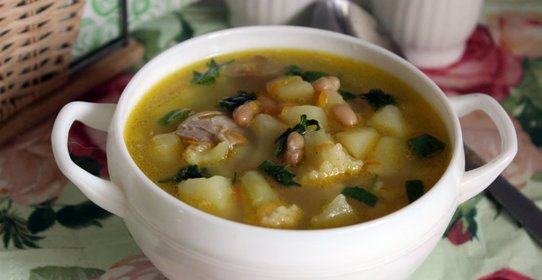 Куриный суп с цветной капустой и консервированной фасолью