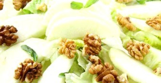 Зеленый салат с яблоками и орехами