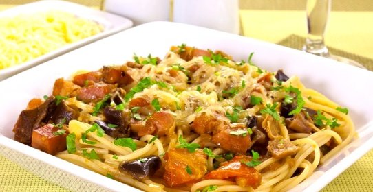 Спагетти с баклажанами, белыми грибами и грудинкой