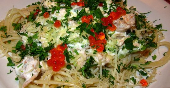 Спагетти с лососем и брокколи в сливочном соусе