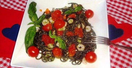 Спагетти неро с креветками, черри и соусом