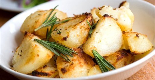 Жареный молодой картофель с каперсами, чесноком и розмарином