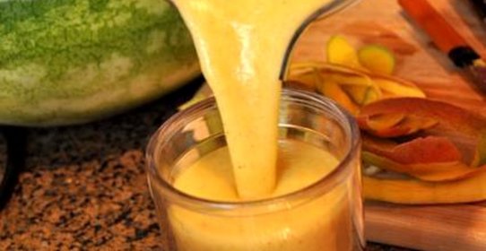 Витаминный напиток из киви, апельсина, винограда и манго