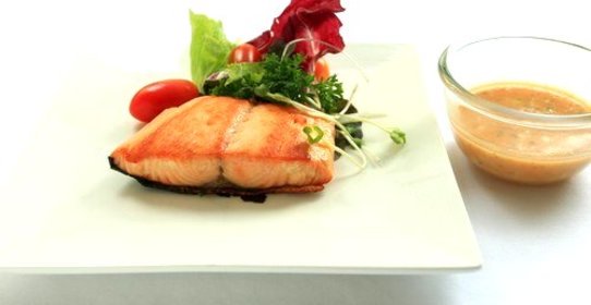 Маринованный лосось в саке и васаби с ароматным соусом