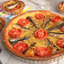 Открытый пирог с луком, сардинами и помидорами