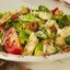 Салат с куриным филе, сухариками и овощами