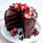 Шоколадный торт с клубникой и красной смородиной