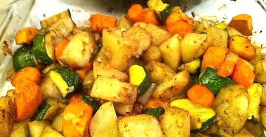 Картофель с овощами запеченный