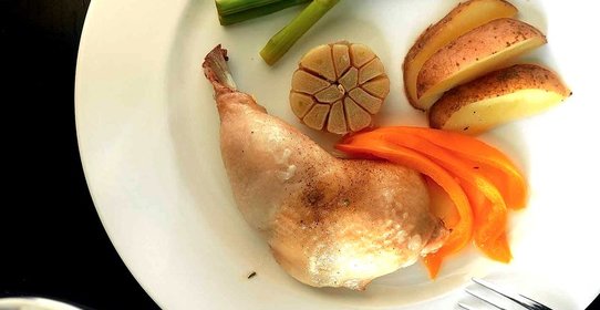Курица с томленым чесноком, картофелем, зеленой спаржей и перцем