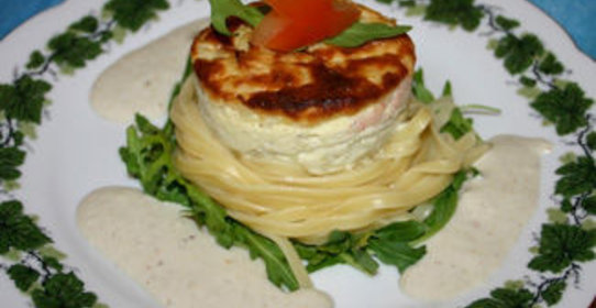 Спагетти с луковым пудингом и соусом из рокфора