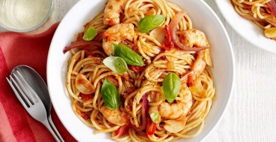 Спагетти с чесноком, креветками и перцем чили