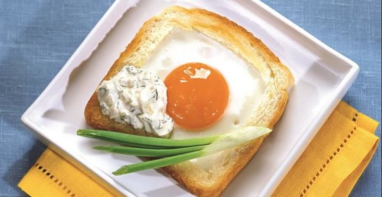 Французские тосты с яйцом и пикантным соусом