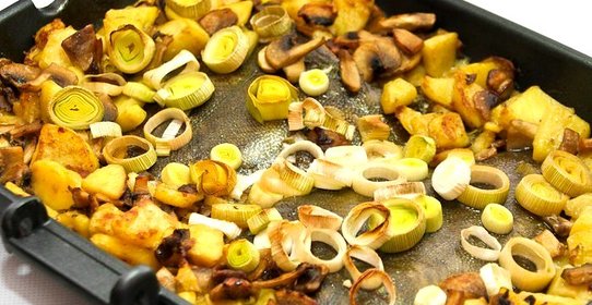 Печеная камбала с грибами и картофелем в вине