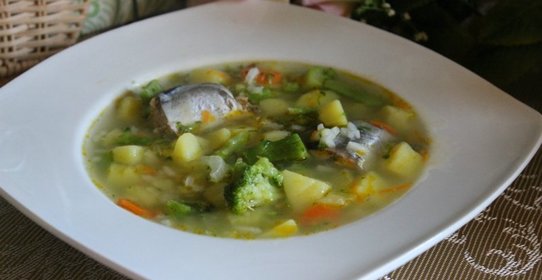 Суп из рыбных консеровов с брокколи и рисом