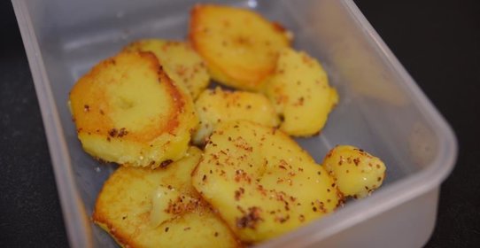 Поджаренный картофель с чесноком