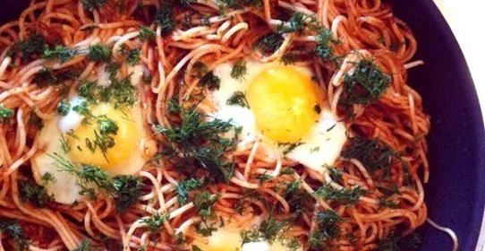 Спагетти с яйцами и томатным соусом
