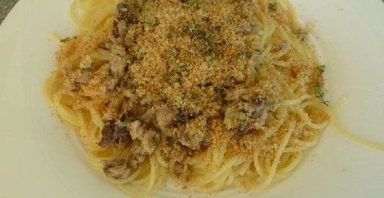 Спагетти с сардинами и сухариками