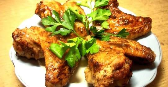 Запеченные куриные крылышки с медом и соевым соусом