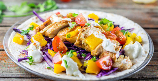 Пряный салат с курицей и овощами