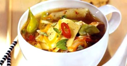 Куриный суп с лапшой в азиатском стиле