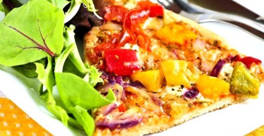 Пицца с помидорами, сельдереем, перцем, цукини и двумя видами сыра