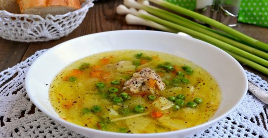 Куриный суп со свежими овощами, вермишелью и зеленым горошком