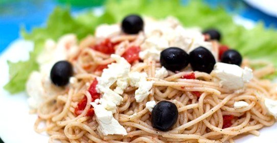 Спагетти с фетой и оливками