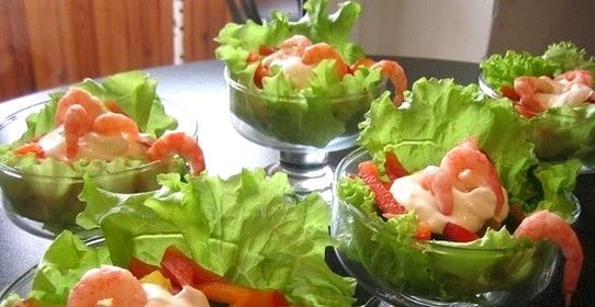Салат в креманках с креветками