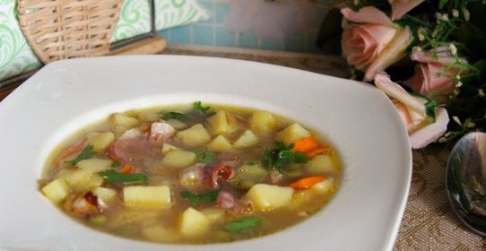 Куриный суп с зеленым горошком и беконом